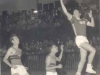 1958 – Lance da partida amistosa de basquete entre SES x Sociedade Esportiva Palmeiras, na quadra da General Carneiro: pela rubro-negra, Aldo Milan e Camarinha tentam impedir a “bandeja” do jogador alvi-verde.
