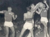 1958 – Disputa de bola entre jogadores da SES e da Sociedade Esportiva Palmeiras, em amistoso na General Carneiro: Rosa Branca, o mito do basquete brasileiro (nº 13, à esquerda), observa o lance.