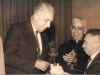 1962 – O presidente da Sociedade Esportiva Sanjoanense, Bilú de Oliveira, homenageia o Delegado Regional de Natação José Delfim Canetiéri, observados pelo Padre Antonio David.  
