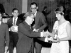 1966 – Cerimônia de Premiação do “Troféu Tigre”: da esquerda para a direita, Bié Fontão, Euller Ferreira, Israel Valim (atrás), o presidente Benedito Peres e a nadadora Maria Isabel Sibin.