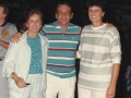 1990 - Visita a São João da Seleção Brasileira de basquete, que se preparava para os Jogos Panamericanos: da esquerda para a direita, a auxiliar Heleninha, o técnico sanjoanense Gabriel Ferreira Neto e a treinadora Maria Helena.