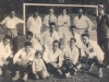 1940 – Uma “zebra” aconteceu no campeonato da cidade na época, quando o Legionários (foto) arrancou um empate sem gols contra o Palmeiras. Confira os autores da façanha: em pé, Franscisco Amorim, Antonio dos Santos Mattos, Francisco de Bernardis (técnico), Jonathas Mattos Júnior (Jotinha, goleiro), José Amorim e Emilio Piochi (diretor); na fila do meio, Lourencinho, Divino e Dão Santos Mattos; sentados, José Peixoto de Andrade (Peixotinho), João (Zão) Michelazzo, João Batista Pinto (Pintainho), Nelson Brandão e João Rabelo de Andrade (Dico).   