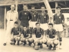 1956 – Time do Grêmio “Américo Caselatto” no 1º Campeonato de Futebol de Salão realizado em São João, na quadra antiga da Escola de Comércio (onde hoje se localiza o Pronto Socorro): em pé, Jorge Ruston (diretor da escola), Zozô, Fumaça, Bernardino e Paulo Nóra; agachados, Henrique, Batatinha, Milvo e Jair Quebradas.