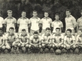 1958 - Jogo entre Liga Católica (foto) 4 x 1 Harmônicas Sartorello. O time da Liga: em pé, o treinador Romeu Betinardi, Oscar Liga, Cascatão, Pigatti, Jair, Galdino, o goleiro Zozô e o diretor Silo Abdal; agachados, Demá, Buzelli, Luizinho Catêto, Bitiúra, Leopoldo, Henriquinho, João Gomes e Irineu.    