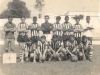 Década de 60 – O bairro Santo Antonio tinha um time chamado Paulista F.C., que fazia a maioria de seus jogos na zona rural. Na foto, os aspirantes, que fizeram a preliminar da equipe principal na Esportiva, que estava trocando a antiga cobertura de telhas pela atual. Em pé, Careca (massagista), Zé Leite, Claudemir, Nelsinho, Zé Maria, Tim (hoje garçon do Casarão) e Matheus (treinador); agachados, Touchê, Ruberval, Irmão, Odair Chaveiro e Joãozinho. 