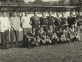 1968 - Preparartivos para o Torneio Inicio na SES, com autoridades e árbitros da Liga: em pé, José Rubens Ceschin, o prefeito Oscar Pirajá Martins, Mauricio Azevedo, Miltão Pigati, Celso Redondo (Cajarana), Josué Ribeiro (Juca), Orlando Matiello (Tabacó), Gabriel Westin, Setembrino Fonseca (Binão) e o presidente da Liga de Futebol, Celestino Neto (Biriba); agachados, Benjamin Silva, Jarim Carneiro, Luis Caslini, Armando Dalava (Fioti), Botina e Hélio Colbano.
