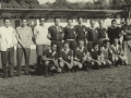 1968 - Preparartivos para o Torneio Inicio na SES, com autoridades e árbitros da Liga: em pé, José Rubens Ceschin, o prefeito Oscar Pirajá Martins, Mauricio Azevedo, Miltão Pigati, Celso Redondo (Cajarana), Josué Ribeiro (Juca), Orlando Matiello (Tabacó), Gabriel Westin, Setembrino Fonseca (Binão) e o presidente da Liga de Futebol, Celestino Neto (Biriba); agachados, Benjamin Silva, Jarim Carneiro, Luis Caslini, Armando Dalava (Fioti), Botina e Hélio Colbano.