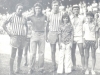 1975 – Djalma Santos e Bellini, antes do jogo Milionários x Seleção Sanjoanense no campo do Palmeiras, posando com os fãs Flávio Tavares e Nilsinho. 