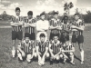 1970 – Time de garotos do Clube Atlético Paulistano, em suas andanças pela zona rural: em pé, Rubens Pamplona, Luis Antonio, Carlos Chaim, Zé Carlos Dória, Adão e Luis Rosina; agachados, Walter Cruz, João Gabriel Bruno, Beto e Scalon. Este uniforme foi emprestado e o primeiro utilizado na brilhante trajetória do Reio Futebol e Samba, quando a equipe disputou o 1º Campeonato Interno de Futebol de Salão do Palmeiras.