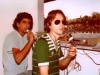 1985 – Cobrindo pela Rádio Piratininga a SES no Campeonato da 3ª Divisão, na cabine de imprensa do Estádio “Dr. Oscar de Andrade Nogueira” estão, à esquerda, o repórter Otávio (Tatá) Muniz e o comentarista Milton Mazzarini.  
