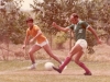 1980 - Jogo entre Chácara do Chuqui e Reio Futebol e Samba: o anfitrião tenta a jogada, observado por Kinkão Noronha.