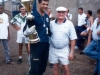 1999 – O saudoso treinador João Bacana entrega o troféu de campeão ao goleiro Wilson, do São Cristóvão.
