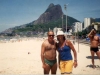 2002 – Jacqueline Silva, a primeira atleta do sexo feminino brasileira a ganhar medalha de ouro em Olimpíadas – no voleibol de praia – em Atlanta-96, junto com Sandra, na foto ao lado de Leivinha no Leblon, Rio de Janeiro. Ao fundo, à direita, aparece o ator da Globo, Marcelo Anthony. 