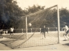 1967 - Palmeiras x Ponte Preta, pelo Campeonato da 2ª Divisão: Mariano, ponta do alvi-negro (caído, à esquerda) cruza para a área e o zagueiro da Macaca Geraldo Spana faz gol contra no goleiro Pivete. Samuel (esq), que não evitou o cruzamento, observa.