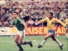 1987 – O atacante Mirandinha, revelado pelo Palmeiras de São João da Boa Vista, chegou à Seleção Brasileira em 87. Na foto, ele disputa a bola com um zagueiro da Irlanda, num amistoso em Dublin.   