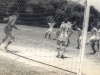 1960 – Lance do jogo entre Pratinha e Rosário: da esquerda para a direita, Binho Peres, o goleiro Armando Pigati, Vadinho Magalhães, Mané Nogueira (de costas), Guaraci, João Mançano, Ninho e Lospico.  