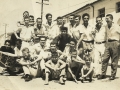 1961 - Pessoal do Pratinha FC, nas imediações do campo após um jogo: em pé, Beiçola, Osmar, Vicente Matiello, Efraim Nogueira, Pecê Fracaro, Wilsinho, Miltão Pigati, Cafúnga, Tião Portela, Lúcio Penha e Luizinho Mourão; agachados, Abilis, Lospico, Assis Mourão, Joãozinho, Mingo Tróta, Vinicinho, Josué e Pedrinho.    