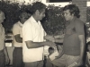 1983 – Na festa pelos 30 anos do Pratinha, homenagem do clube (através do diretor Venício Nogueira) ao atleta Tiãozinho Zanetti. Atrás, na foto, estão o “mestre” Efraim Nogueira e Hugolino Michelazzo, ator sanjoanense dos filmes “João Negrinho” e “Chão Bruto”.