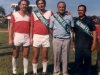 1986 – Entrega das faixas de campeão amador ao Pratinha, em jogo amistoso contra os Veteranos Sanjoanenses: da esquerda para a direita, Neno, João Bueno, Efraim Nogueira e João Quintino.