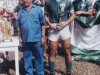 1997 – O diretor João (Barriga) Quintino premiando o goleador Alexandre Finazzi pela artilharia do Amador-85.