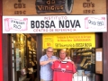 2016 - Camisa centenária da Esportiva sendo entregue a Carlos Afonso, proprietário da Toca do Vinícius, o Centro da Referência da Bossa Nova no Rio de Janeiro, em Ipanema.