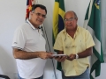 2013 - Entregando ao prefeito Vanderlei Borges de Carvalho um exemplar do livro "100 Anos de Futebol em São João da Boa Vista".