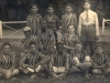 1928 – Segundo “quadro” da Sociedade Esportiva Sanjoanense: em pé, Cajúca, Alarico, Mendes e Gonçalves; no meio, Valdomiro, Zé Benedito e Chafit Nicolau; sentados, Renato, Américo, Vitinho, Zão Michelazzo e Nildes Fontão de Souza. 