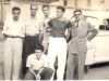 1949 - Jogadores da SES na Rua General Carneiro: em pé, Zé Coco, Waldomiro, Carôlo, Bellini e o diretor Nildes Fontão de Souza; agachado, o atacante Ângelo.