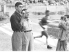 1948 – Visita de Mauro Ramos de Oliveira à SES, já como jogador do São Paulo: entrevista perto dos vestiários a Renato Silva, da Rádio Piratininga-SP. Tirando a foto, o jornalista Ito Amorim.