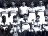 1958 – Dois sanjoanenses no grande time da Caldense: Paschoal Fiori, terceiro em pé, e Lori, na ponta-esquerda. Ambos começaram suas carreiras na Esportiva. 