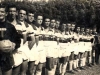 1958 – Equipe da SES em fila indiana antes de uma partida na General Carneiro. Da esquerda para a direita, Osvaldinho, Nick, Lúla, Zéca Leite, Lori, Mauricio Araújo, Gião, Loiro, Gilmar, Coelho, Zézinho, Júca Japonês, Paulinho, Benedetti, Liminha, Macaia e o técnico Radar.