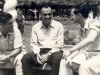 1957 – Visita do craque Zé Amaro (ao centro) a São João, ele que iniciou a carreira na SES e defendia a Portuguesa de Desportos. Na foto, concede entrevista ao jornalista Ito Amorim na Praça Armando Salles. 