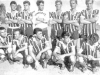 1960 - Time do Renner Futebol Clube, que mandava seus jogos no campo localizado atrás do principal da Esportiva, onde muitos craques começaram a carreira: em pé, Alemão, João Pereira, Lazinho (o fundador da equipe), Pedrinho, Neguinho e Nardo; agachados, Dequique, Laurinho, Nardão, Élcio Tomé e Gilberto.