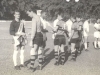 1961 - Esportiva x Rosário, maior clássico amador sanjoanense no inicio dos anos 60: na foto, jogadores da rubro-negra colocam as faixas de campeões nos atletas do “Galo da Saldanha”. Podemos identificar os goleiros Osvaldinho e Ovane, Chocolate, Pagão, Benedetti, Vadinho, Armindo e Pingo.