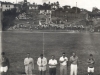 1961 – Decisão do Amador entre Pratinha e Esportiva, no campo do alvi-verde: da esquerda para a direita, o goleiro do Pratinha Armando Pigatti, Joaquim Leonel Barbosa (presidente da Liga Sanjoanense de Desportos), o prefeito José Ruy de Lima Azevedo, o vice Octávio da Silva Bastos, o vereador Mauricio Azevedo, Dimas de Mello (presidente da Comissão Municipal de Esportes) e o atacante Pagão, da SES.