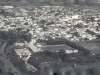 1960 – Vista aérea da Sociedade Esportiva Sanjoanense: o estádio ainda era cercado por bambus (atrás dele, o famoso campo do Renner), não havia sido construído o lance de arquibancada lateral, um muro branco dividia a arquibancada descoberta da rua e havia cabines de rádio à direita da arquibancada coberta. No parque aquático, havia somente “meia arquibancada”, as piscinas atrás do trampolim não existiam e, onde se localizam o restaurante, a academia de ginástica e os quiosques, instalava-se uma extensa área de vegetação nativa.