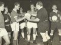 1961 - Jogo festivo entre Esportiva e Caldense, no Estádio do Palmeiras FC: da esquerda para a direita, Valdeir, o goleiro Osvaldinho, Joel, Biriba, Manéco e dois membros da arbitragem.