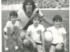1979 – Jogo entre Palmeiras local e Ponte Preta, na SES: o zagueiro Oscar com os garotos Afonso Finazzi, Júlio Xavier e Alexandre Finazzi.