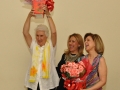 2015 - Lançamento na SES do livro "Bellini, o primeiro capitão campeão". Na foto, Sonia Bissoli (repetindo o gesto de Bellini na Copa de 1958), Gisela Doval (1ª dama do clube) e Giselda Bellini, a autora da obra e esposa do zagueiro. 