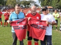 2015 - Leivinha, em nome do Jornal Momento Esportivo e Paulo Martelli `Tartarúga´, da Rádio Shekinah-FM recebem camisas personalizadas da Esportiva das mãos do dirigente Carmo Evangelista.
