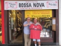 10/07/2016 - A Toca do Vinicius, Centro de Referência da Bossa Nova em Ipanema, recebe como presente uma camisa comemorativa aos 100 anos da Esportiva - personalizada com o nome de Bellini - entregue por Leivinha. Também se comemorou no dia os 58 anos da Bossa Nova e do 1º título mundial da Seleção, cujo capitão era exatamente Bellini, que começou a carreira na SES.. 